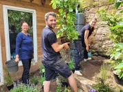 Mara Peters (r.) wohnt mit ihrem Partner Kevin (M.) und ihrer Mutter Petra (l.) auf einem 200 Jahre alten Vierkanthof. Gemeinsam wollen sie den Innenhof in einen gemütlichen Garten verwandeln. Frank Riese und Sebastian Burggraf haben Konzepte entwickelt, doch den Umbau macht die Familie selbst.