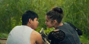 Zoe (Helena Yousefi) und Rocco (Hoang Minh Ha) nähern sich im Wald an.