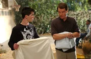 Reese (Justin Berfield, l.) unterstütz seinen Vater (Bryan Cranston, r.) tatkräftig bei seiner neuen Tätigkeit als Hobbyfriseur ...