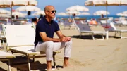 Stanley Tucci am Strand in Bologna