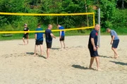 Die Männer der Feuer- und Rettungswache Chemnitz 2 beim Dienstsport am Volleyballnetz.