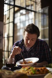 Spaghetti alla puttanesca stehen heute bei Jamie Oliver auf der Speisekarte.