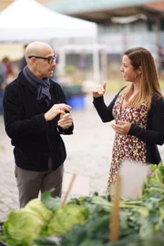 Katie Parla (l.) und Stanley Tucci (r.) in Testaccio, Rom