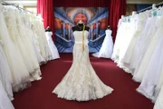 DAS HOCHZEITSHAUS  in Dresden bietet auf über 2000qm Brautmode für jeden Geschmack, jedes Alter und jeden Geldbeutel. Uwe ist überzeugt: Er findet das perfekte Kleid für jede Braut.  +++