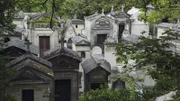 Der Père-Lachaise Friedhof in Paris. Hier liegen düstere Vampir-Legenden verborgen.