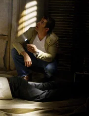 Ryan (Jonathan Togo) und Calleigh und werden zu einem leer stehenden Haus gerufen, auf dessen Dachboden eine Leiche liegt. Als plötzlich auf sie geschossen wird, erkennen sie, dass sie in einer Falle sitzen...
