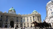 Die Hofburg in Wien gehört zu den größten Schlossanlagen der Welt. 700 Jahre lang war sie Machtzentrum der Habsburger-Dynastie. Unter dem ehemaligen Kaiserpalast verbergen sich geheimnisvolle Gänge und Keller.