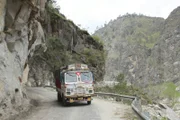 Auf den Gebirgspässen im Himalaya sterben täglich Menschen. Die meisten stürzen ab, weil die Fahrzeuge zu schwer beladen sind und der Untergrund einfach nachgibt - eine wahre Herausforderung für die Trucker...