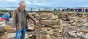 Auf den Orkney-Inseln legen Archäologinnen und Archäologen eine der bedeutendsten Stätten der europäischen Jungsteinzeit frei: das sogenannte 'Ness of Brodgar'.