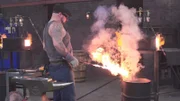 Schmied, der mit Feuer arbeitet