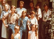 Der Walton-Clan: Großvater Sam (Will Geer, l.), Großmutter Ester (Ellen Corby, 2.v.l.), Olivia (Michael Learned, hinten 4.v.l.), John (Ralph Waite, hinten 3.v.r.), John-Boy (Richard Thomas, hinten r.), Mary Ellen (Judy Norton-Taylor, M.), Jim-Bob (David W. Harper, unten l.), Ben (Eric Scott, Mitte r.), Jason (Jon Walmsley, Mitte l.), Erin (Mary Beth McDonough, vorne r.) und Elizabeth (Kami Cotler, hinten 2.v.r.)
