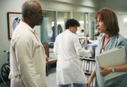 Auf Dr. Richard Webber (James Pickens, Jr., l.), George (T.R. Knight, M.) und die anderen Ärzte kommt viel Arbeit zu, denn Schwester Debbie (Cathy Lind Hayes, r.) und ihre Kolleginnen kündigen einen Streik an ...