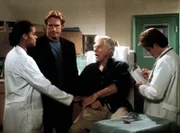 Amanda (Victoria Rowell, l.), Steve (Barry Van Dyke, 2.v.l.) und Jesse (Charlie Schlatter, r.) machen sich große Sorgen um Mark (Dick Van Dyke), der bei einem Bombenanschlag eine schwere Gehirnerschütterung bekommen hat.