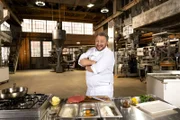 Sebastian Lege zeigt, wie es richtig geht: Für ein gutes Wiener Schnitzel benötigt er gutes Fleisch, Mehl, Eier, Semmelbrösel und Butter.