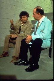 Columbo (Peter Falk, l.); Dr. Marshall Cahill (José Ferrer, r.)