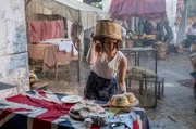 Margo (Daisy Waterstone) rettet den Marktstand der Durrells vor dem Unwetter.