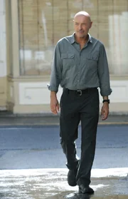 Sieht sich gezwungen, Steve die Wahrheit über Shelbourne zu erzählen, bevor Unschuldige verletzt werden: Joe (Terry O'Quinn) ...