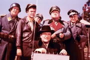 (Stehend v.l.) Sgt. Hans Georg Schultz (John Banner), Colonel Robert E. Hogan (Bob Crane), General von Kattenhorn (Jacques Aubuchon), Colonel Wilhelm Klink (Werner Klemperer)