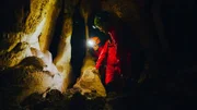 Im Innern des Tafelbergs trifft das Team um den Geologen Francesco Sauro (r.) und die Mikrobiologin Martina Cappelletti (l.) auf eigenartige Felsformationen: Es sind lebende Steine – erbaut von urzeitlichen, noch unbekannten Bakterien.
