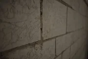 In der unteririschen Stadt von Naours, in Nordfrankreich, finden sich 3200 Inschriften ehemaliger Soldaten aus dem 1. Weltkrieg. Es ist die umfänglichste Ansammlung von Kriegs-Grafitti.