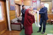 Florian Hanig hat den Dalai Lama im indischen Dharamsala zum Interveiw getroffen und überreicht ihm zur Begrüßung eine Khata, einen traditionellen Begrüßungsschal.