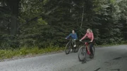 Nathalie Schöffmann (l.) und Sarah Tacke (r.) fahren die Strecke noch einmal ab, die das Entführungsopfer damals gefahren ist.