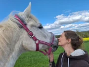 Nina Folle mit der 33 Jahre alten Stute Enya.