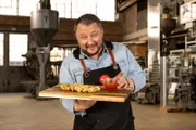 Sebastian Lege deckt die Tricks günstiger Asia-Restaurants auf: Hinter den beliebten Mini-Frühlingsrollen steckt eine riesige Industrie. In Fernost stellen Fabriken die Tiefkühlprodukte für die ganze Welt her. Tatsächlich wird bis heute per Hand gerollt, zu niedrigsten Löhnen.