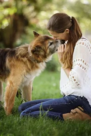 Nina Folle mit dem alten Hund Oliver.