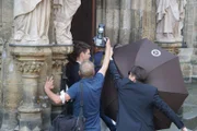 Viele Promis hassen sie, die Klatschblätter brauchen sie: Paparazzi. ZDF-History erzählt die Geschichte der dreistesten Fotografen und ihrer berühmten Bilder.