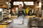 Sebastian Lege lüftet die Geheimnisse einer Milliarden-Industrie: Mit ihren maßgeschneiderten Produkten hat die Lebensmittelbranche viele Restaurants in Deutschland erobert. Wer wirklich frische Produkte will, muss ganz genau hinschauen und bereit sein, mehr zu zahlen.