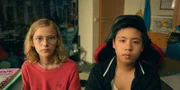 Rocco (Hoang Minh Ha, r.) und Kim (Camilla George von Drateln, l.) machen ein Referat zusammen, das dank Hilfe der KI schneller fertig wird, als gedacht.