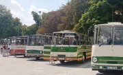 Parade der historischen DDR-Busse der Marke Fleischer beim Treffen in Naumburg im Juli 2018.