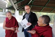 Florian Hanig, zu Besuch beim Dalai Lama im indischen Dharamsala, unterhält sich mit Mönchen.