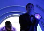 Die Spuren im Mordfall Gardner führt Horatio (David Caruso, r.) und Walter (Omar Miller) zu einem Space Shuttle ähnlichen Raumschiff, mit dem reiche Touristen ins All befördert wurden.