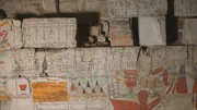 Verzierte Wand eines Grabes in der Nekropole von Deir el-Bahari.