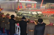 Mit Militärparaden demonstriert Kim Jong-Un militärische Stärke nach innen wie nach außen.