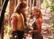 Hercules (Kevin Sorbo) erhält schlechte Nachrichten von Atalanta (Cory Everson).  +++