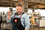 Massentierhaltungsfleisch im knusprigen Deckmantel, ein Baukasten aus vorgefertigten Tiefkühlwaren und weichgemachtes Fleisch in der Billig-Box: Sebastian Lege baut deckt die Tricks günstiger Asia-Restaurants auf.