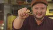 Sebastian Leges erste Challenge: ein vegetarisches Würstchen ohne Rezept nachbauen