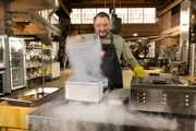 Sebastian Lege baut in seiner Werkstatt Industrie-Schnitzel nach: Das panierte und vorgegarte Fleisch kühlt in minus 196 Grad kaltem, flüssigem Stickstoff ab. Der Großhandel liefert die Ware tiefgekühlt an die Restaurants.