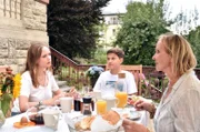 Johanna (Sofie Eifertinger, l.) und Niklas (Noah Calvin, M.) sprechen mit Mechthild (Diana Körner, r.) über das Liebesleben ihrer Mutter Nele.