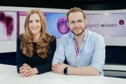 Die Moderatoren Carolin Matzko und Rainer Maria Jilg.