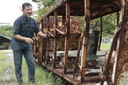 Yuuji Fujiki kümmert sich in Omuta um die Reste der ehemals größten Kohlemine Japans. Während des Zweiten Weltkriegs wurden hier rund 1700 amerikanische und australische Kriegsgefangene eingesperrt und zum Arbeiten gezwungen. Aber auch Zwangsarbeiter aus China und Korea mussten hier in den bis zu 2000 Meter tiefen Schächten arbeiten.