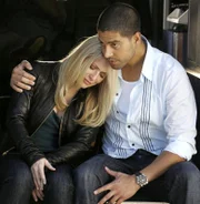 Nach dem folgenschweren Unfall kümmert sich Delko (Adam Rodriguez) um Calleigh (Emily Procter), die angeblich den Tod einer Frau verschuldet haben soll.