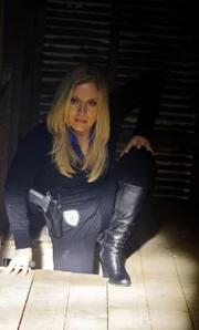 Calleigh (Emily Procter) und Ryan werden zu einem leer stehenden Haus gerufen, auf dessen Dachboden eine Leiche liegt. Als plötzlich auf sie geschossen wird, erkennen sie, dass sie in einer Falle sitzen...