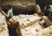1991/1992 legen Archäologen auf Kefalonia ein mykenisches Herrschergrab frei. Zunächst hieß es, das Grab des Odysseus sei entdeckt worden. Wissenschaftler zweifeln, dass der Held der Odyssee eine historische Figur ist.