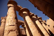 Die Pharaonen des alten Ägyptens bezogen sich auf die Götter und rechtfertigten so ihre Herrschaft. Ihre Macht demonstrieren sie durch prächtige Tempel.