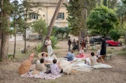 Die Durrells und ihre Freunde versammeln sich zu Louisas idyllischem Geburtstagspicknick im Garten der Familie.