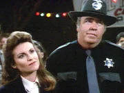 Molly (Megan Mullally) wird von Sheriff Tate (Hoyt Axton) wegen Hausfriedensbruch verhaftet.